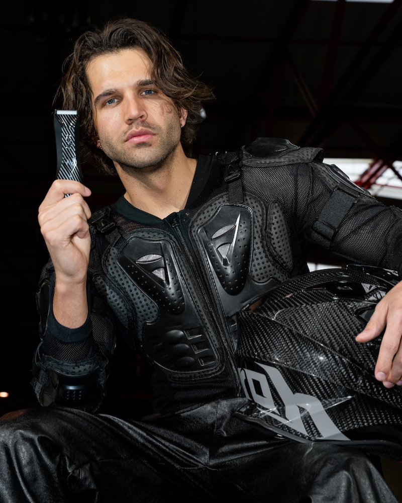 Dziewczyna z dwoma blenderami BlendyGo w pionie