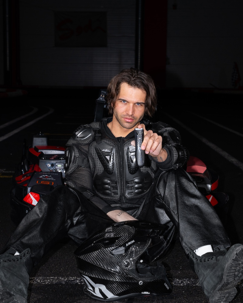 Dziewczyna z blenderem BlendyGo w pionie